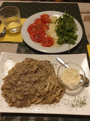 Tagliatelle with truffles €10.00 and Caprese salad €6.00 at Nirvana in Florence
