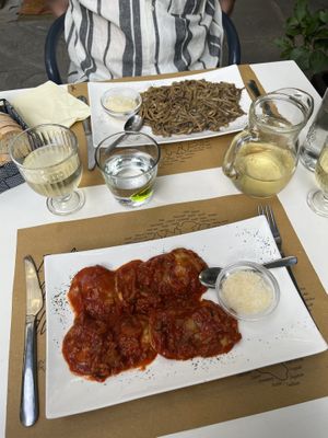 Opposite the ravioli: tagliatelle with truffle sauce   at Nirvana in Florence