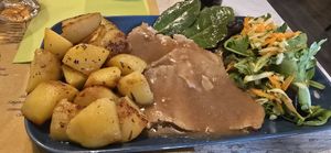 Brasato con insalata e patatine al forno at Nirvana in Florence