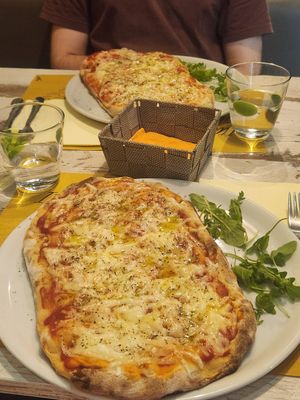 Pinsa at Nirvana in Florence