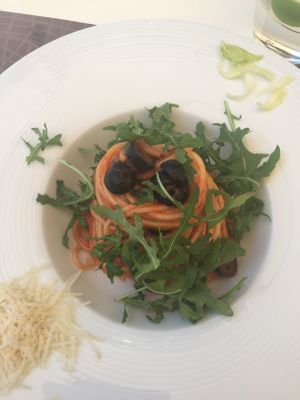 Spaghetti with tomato, olives and arugula at Nirvana in Florence