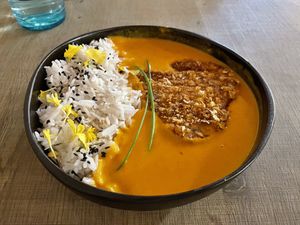 Vegan ‚chicken‘ in Curry with rice  at The Kasbar in 