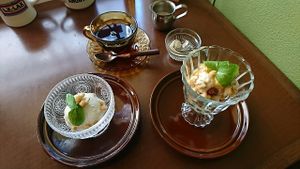 Today's lunch Ice cream ¥300, Today's lunch mini dessert (Rice-flour Poundcake & Amanatsu Trifle) ¥300 & Thallo special blend coffee ¥200(Lunch Set) at Thallo in Kobe