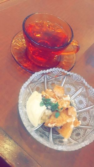 Apple crumble and herbal tea at Thallo in Kobe