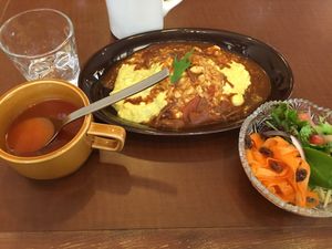 Omelette rice, soup and salad at Thallo in Kobe