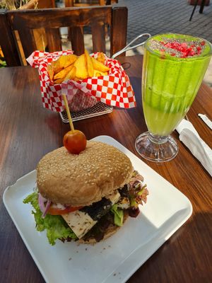 Hamburguesa marinera at Katako Veg in Santiago