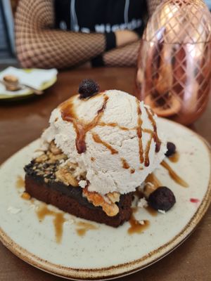 Brownie con helado at Katako Veg in Santiago