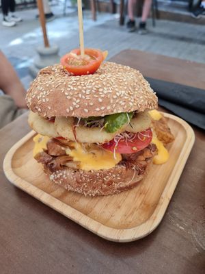 Sandwich El mostro at Katako Veg in Santiago