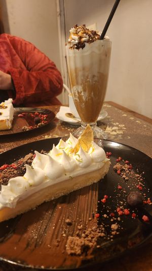 Pie de limón y café helado at Katako Veg in Santiago