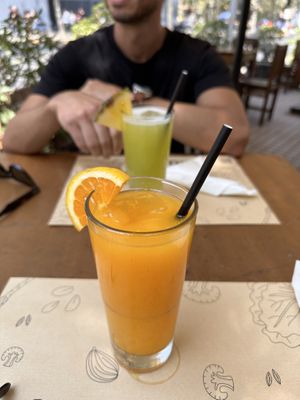 Juice: Naranja and Melón 🍊🍈  at Katako Veg in Santiago