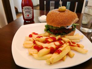 Hamburguesa del jardín, with great fresh vegetables, tasty guacamole... Just perfect! at Katako Veg in Santiago