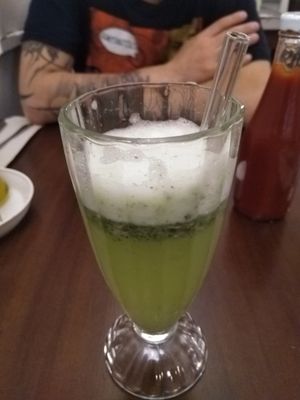 Limonada menta/jengibre con bombilla de vidrio at Katako Veg in Santiago