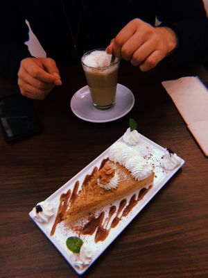 Cappuccino coffee and pecan pie at Katako Veg in Santiago