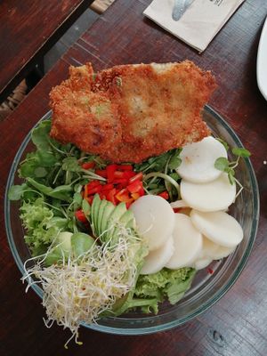 Ensalada la jardinera, Portobelo aplanado, hojas verdes, palmito, palta y pimentón, maravilloso, la mejor ensalada que he probado at Katako Veg in Santiago