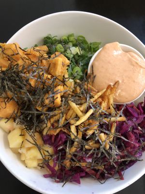 sushi rice, vegan sashimi, sweet potato, green onion, pineapple, pickled cabbage, sriracha mayo  at Poké Perfect - Prinsengracht in Amsterdam