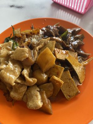 Vegan friendly meal from the buffet, so many options!   at Unicorn Vegetarian Restaurant 麒麟素食餐厅 in Lahad Datu