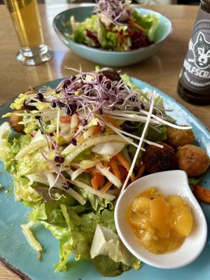 Rohkostsalat mit Falafeln   at Safran - BioBistro in Radolfzell