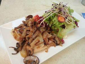 Maultaschen mit Salat (vegan) at Safran - BioBistro in Radolfzell