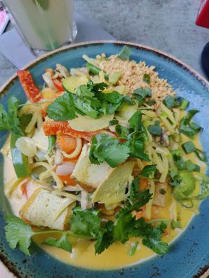 Reisnudeln in Thai-Curry und Erndusssoße mit Tofu at Kittichai - Ehrenstr in Cologne