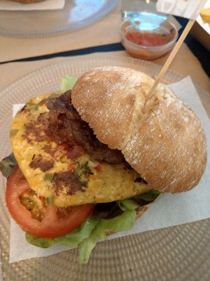 Turf Burger with Tofu Pattie at Sa Sa Sa - Cuina Flexitariana in Calella