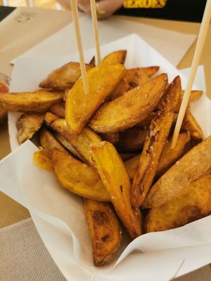 Patatas con piel y salsa brava vegana at Sa Sa Sa - Cuina Flexitariana in Calella