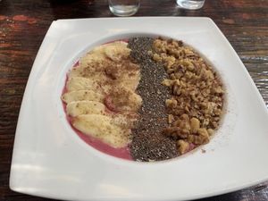 Breakfast-bowl with strawberries  at Mahalo in Panama City