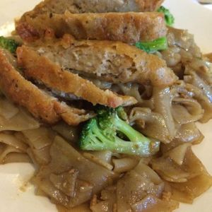 Pad se-ew with crispy 'chicken' at Vegan House in Los Angeles