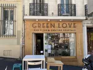 Front of restaurant including outdoor seating (6 tables) at Green Love in Marseille