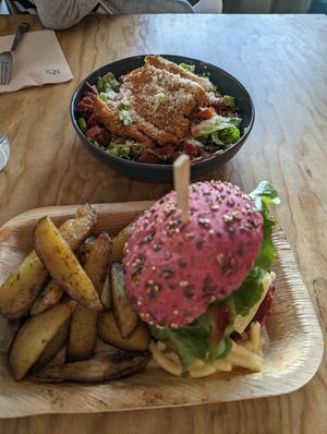 Burger et salad at Green Love in Marseille