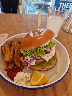 Fish & chips burger and lemonade at Green Love in Marseille