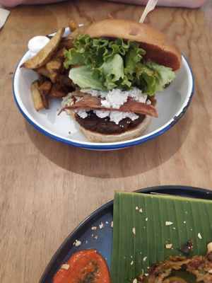 Burger du dimanche avec tofu brouillé et Bacon végé at Green Love in Marseille