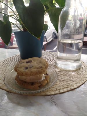 Glace entre 2 cookies at Green Love in Marseille