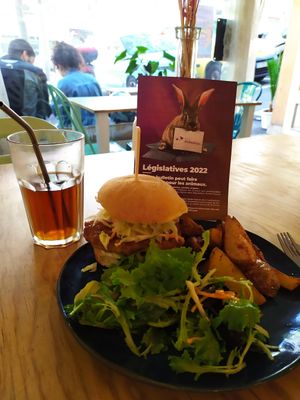 Burger et potatoes maison at Green Love in Marseille
