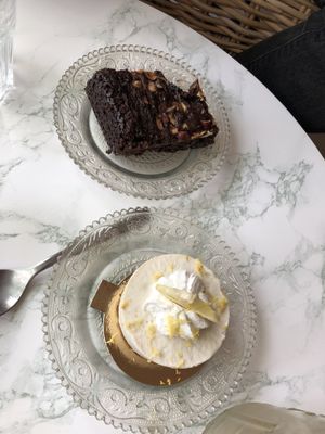 Brownie and lemon cheesecake  at Green Love in Marseille