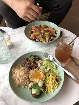 Exotic bowl with fruit and the love bowl at Green Love in Marseille