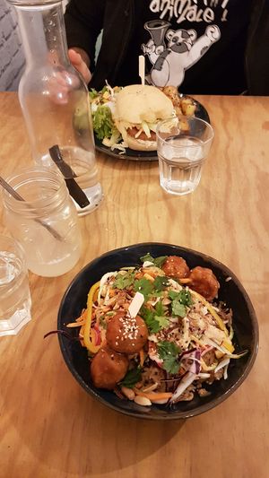 Love bowl and Canadian burger at Green Love in Marseille