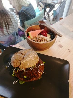 Vegan quinoa burger & acai bowl at Feel Good in Groningen
