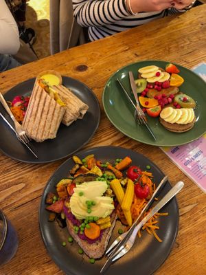 Vegan chicken wrap, banana pancakes and hummus toast  at Feel Good in Groningen