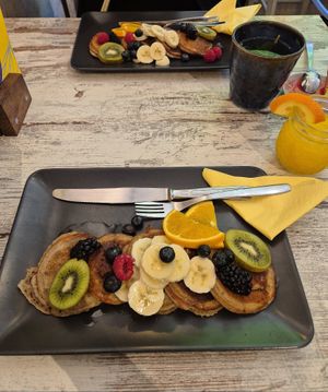 Banana pancakes with fresh fruit and agave at Feel Good in Groningen