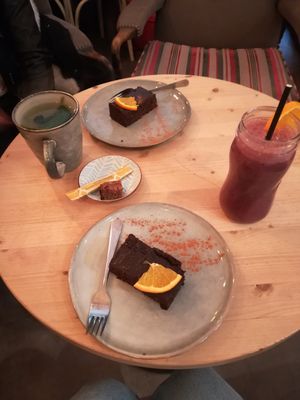 Vegan brownies and delicious smoothie at Feel Good in Groningen