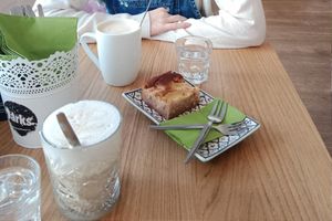 veganer apfelkuchen, cafe latte mit sojamilch und Vanillegeschmack und Häferlkaffee mit Hafermilch at Parks - Zinzendorfgasse in Graz