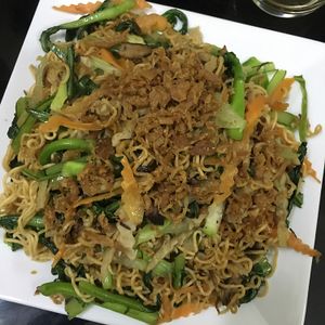stir fried noodles with vegetables (40'000 VND) at Nha Hang Com Chay in Ha Long