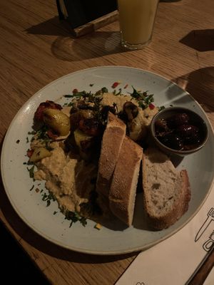 Hummus Teller  at Die Scherbe in Graz