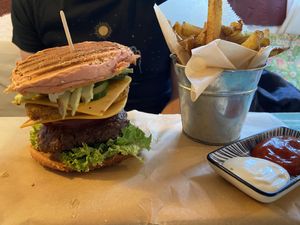 Burger with fries  at Apfelkern & Kolibri in Bad Vilbel