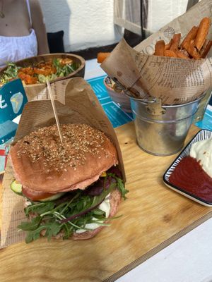 Ferdinand Burger mit Süßkartoffel Pommes  at Apfelkern & Kolibri in Bad Vilbel