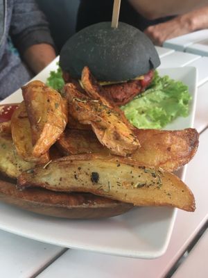 Veganer Burger mit Country-Potatoes at Apfelkern & Kolibri in Bad Vilbel