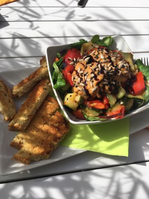 Salat mit gebratenem Gemüse, Hummus und selbstgebackenem Brot at Apfelkern & Kolibri in Bad Vilbel