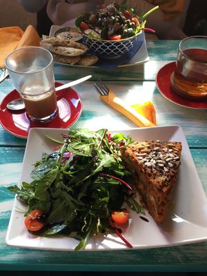 Quiche und Salat mit Brot und Hummus at Apfelkern & Kolibri in Bad Vilbel