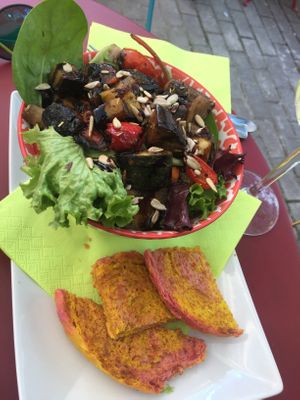 Salad with Hummus and Vegetables  at Apfelkern & Kolibri in Bad Vilbel