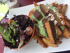 Grüne Soße mit Räuchertofu und Kartoffeln at Apfelkern & Kolibri in Bad Vilbel